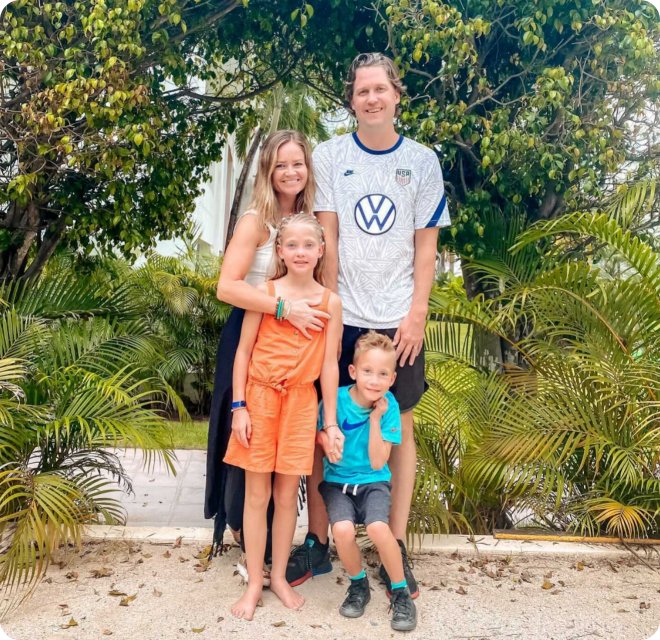copy-image-left-2 Influencer family picture